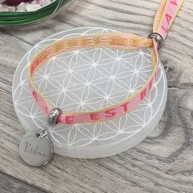 Bracelet Ruban Elastique La Vie est belle & Médaille Gravée