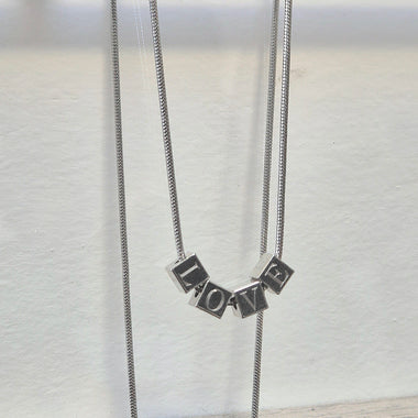 Pendentif Mot gravé sur Cubes 5mm Personnalisable