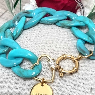 Bracelet en mailles xxl acétate de couleur turquoise avec sa médaille acier inoxydable dorée gravée