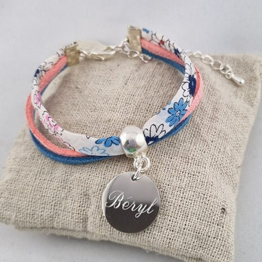 Bracelet Liberty blanc fleuri suédine et médaille gravée personnalisé