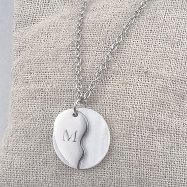 Pendentif Demi-Coeur Gravé & Nacre Amoureux