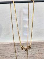 Pendentif Doré Mot gravé sur Cubes 5mm Personnalisable