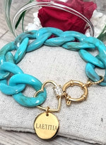 Bracelet en mailles xxl acétate de couleur turquoise avec sa médaille acier inoxydable dorée gravée