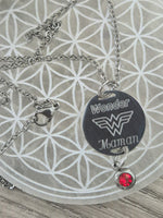 Pendentif Wonder Maman & Pierre de Naissance Personnalisable