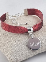 Bracelet Personnalisé Tissu Pailleté Rouge & Médaille Gravée